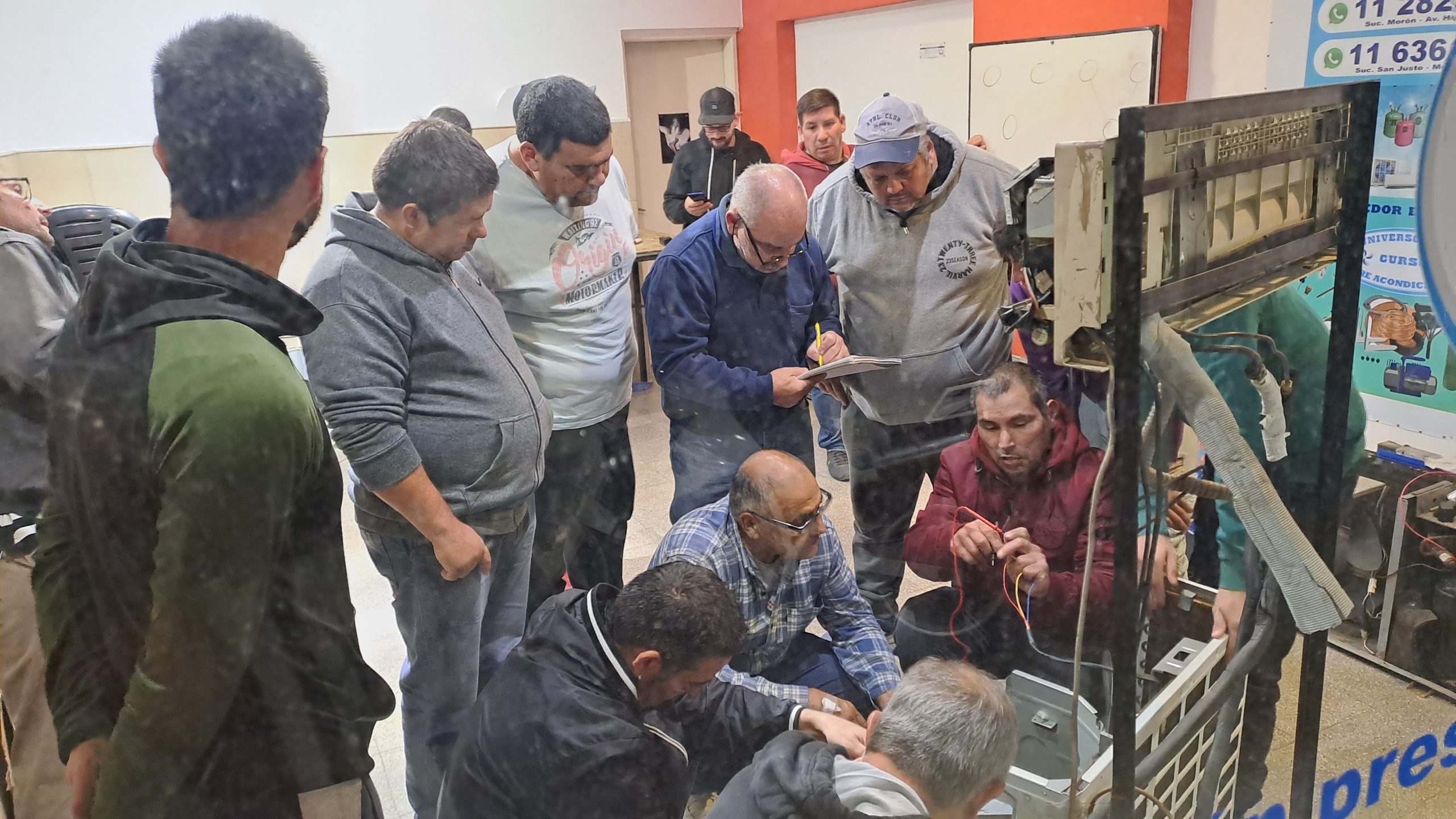 Instructor Alejandro dando curso de aire acondicionado en Lanús Zona Sur
