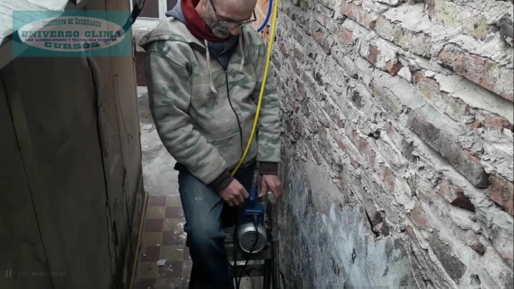 Bomba de vacío trabajando en instalación de aire acondicionado inverter