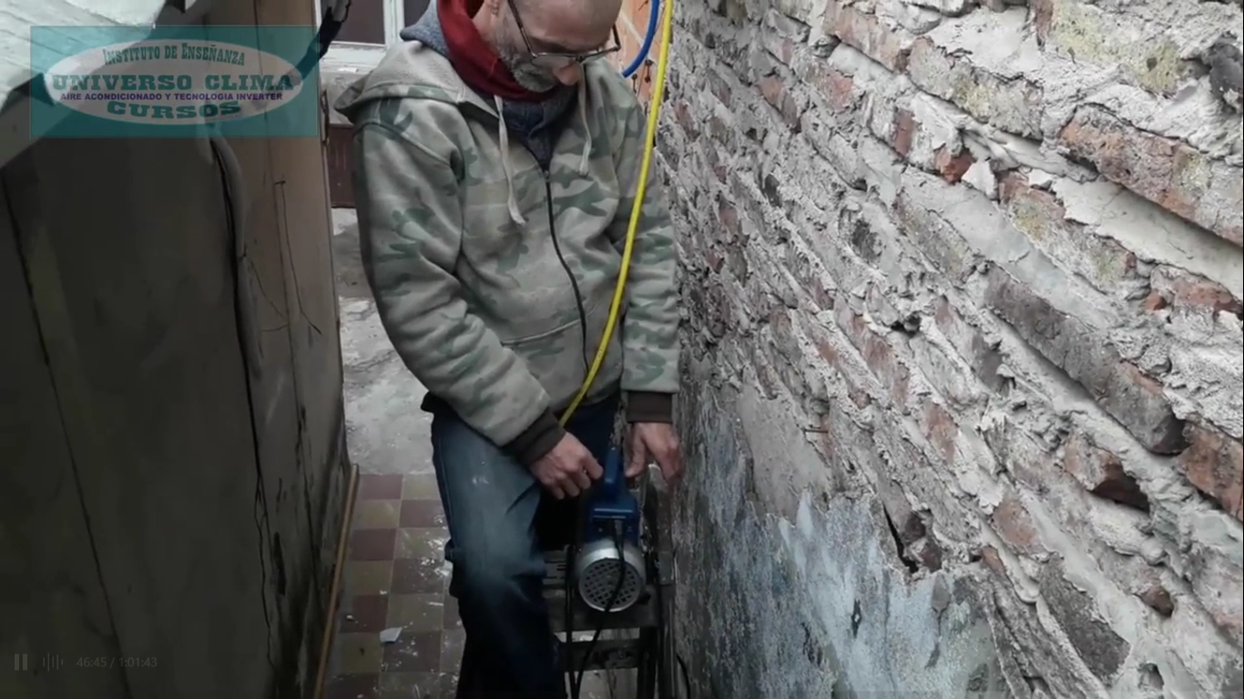 Bomba de vacío trabajando en instalación de aire acondicionado inverter