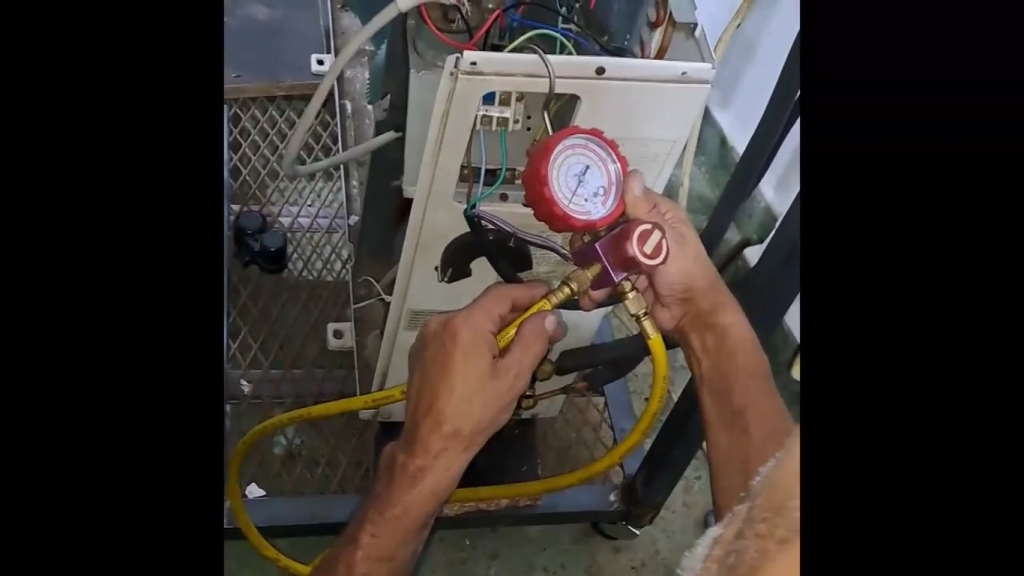 Técnico realizando presurización con nitrógeno para detectar fugas en aire acondicionado