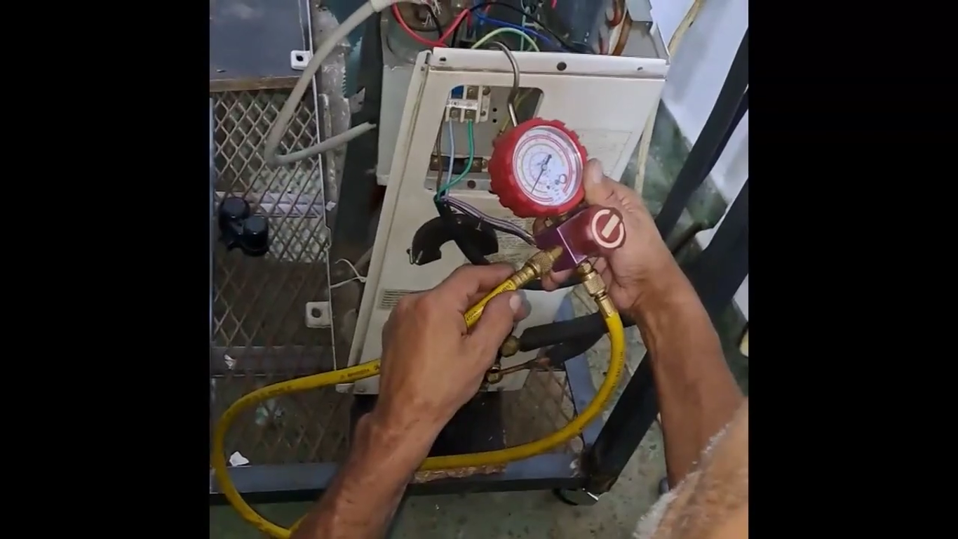 Técnico realizando presurización con nitrógeno para detectar fugas en aire acondicionado