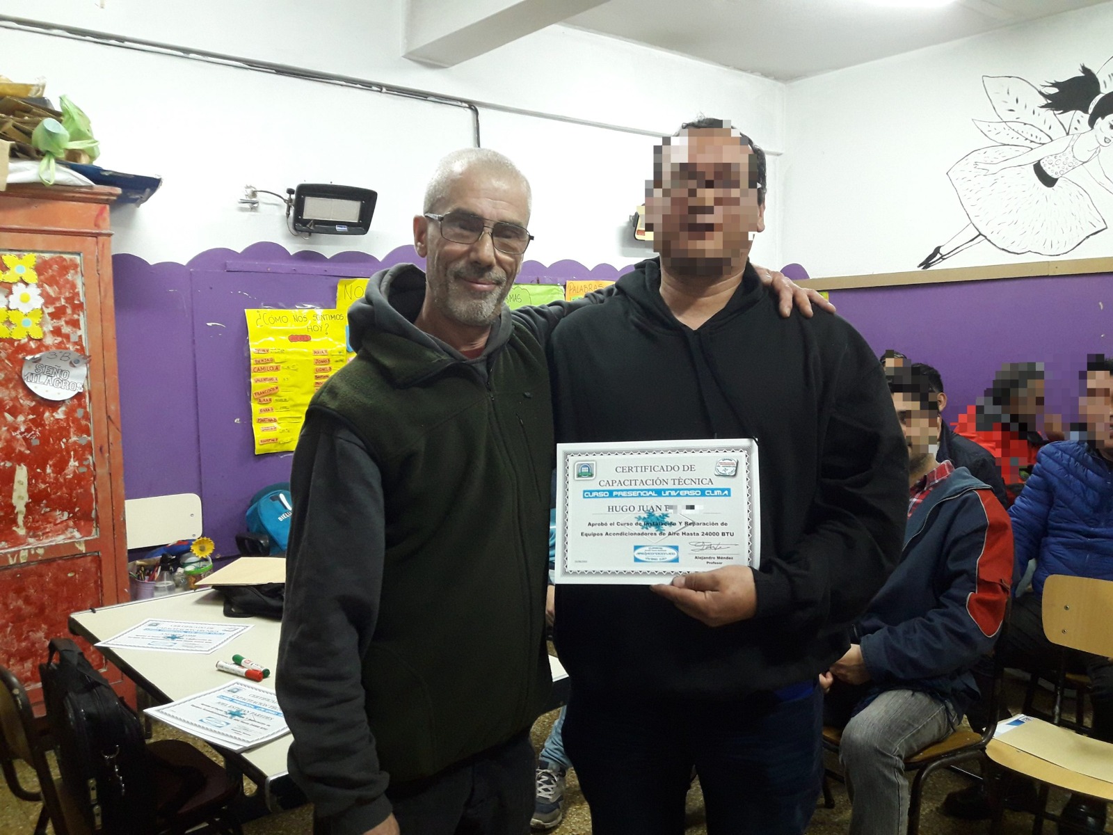 Alumno recibiendo el certificado de Universo Clima