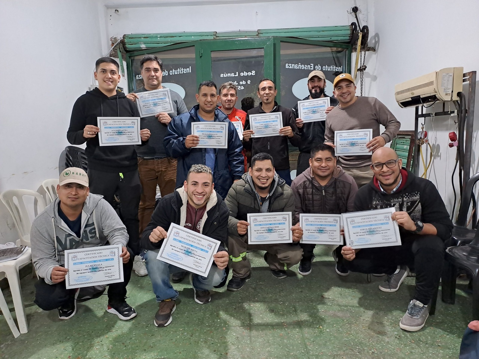 Grupo de egresados con certificados en la sede Lanús